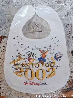 VINTAGE NEW/SEALED EMBROIDERED "EARS TO YOU 2002" WALT DISNEY WORLD BABY BIB